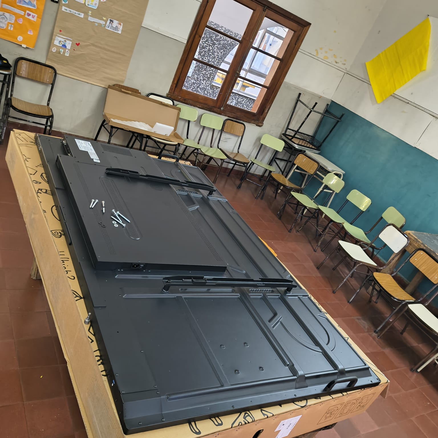 Pantalla digital de 75 pulgadas instalada y conectada en colegio de Villa Cabrera.