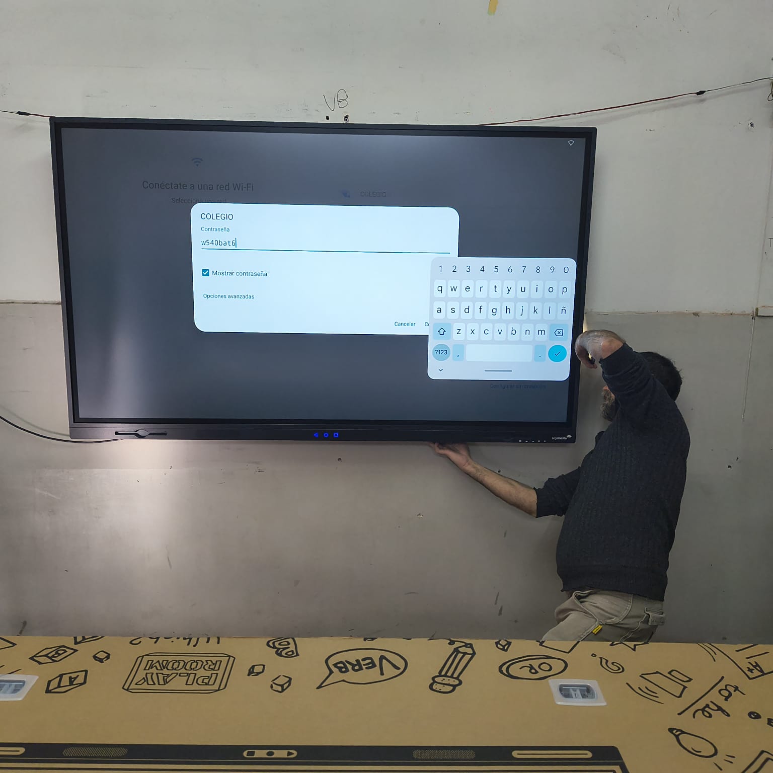 Pantalla digital conectada y montada en aula de Villa Cabrera.